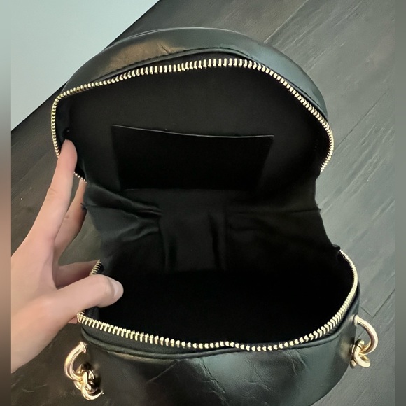 Faux leather quilted circle black purse - Picture 4 of 5